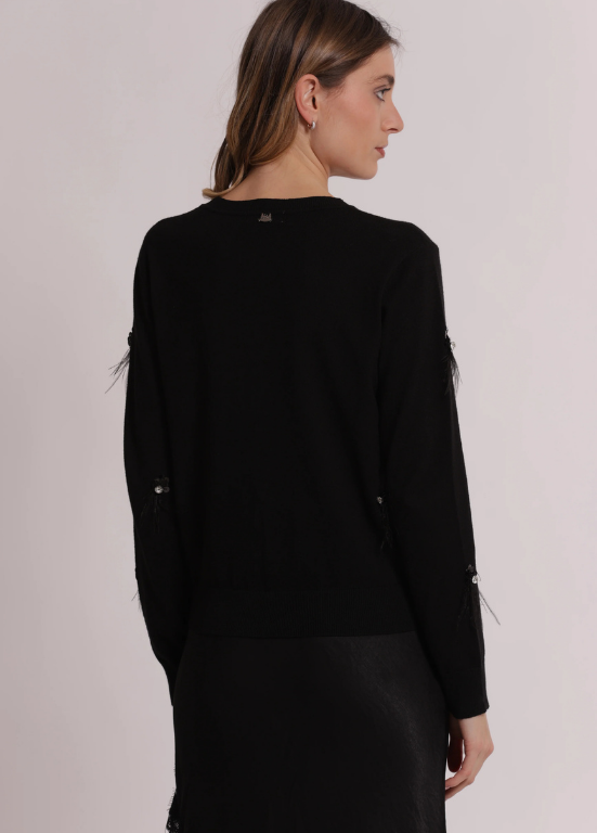 CAMISOLA DE MALHA COM APLICAÇÕES E PENAS FRONTAIS - MIMI MUA