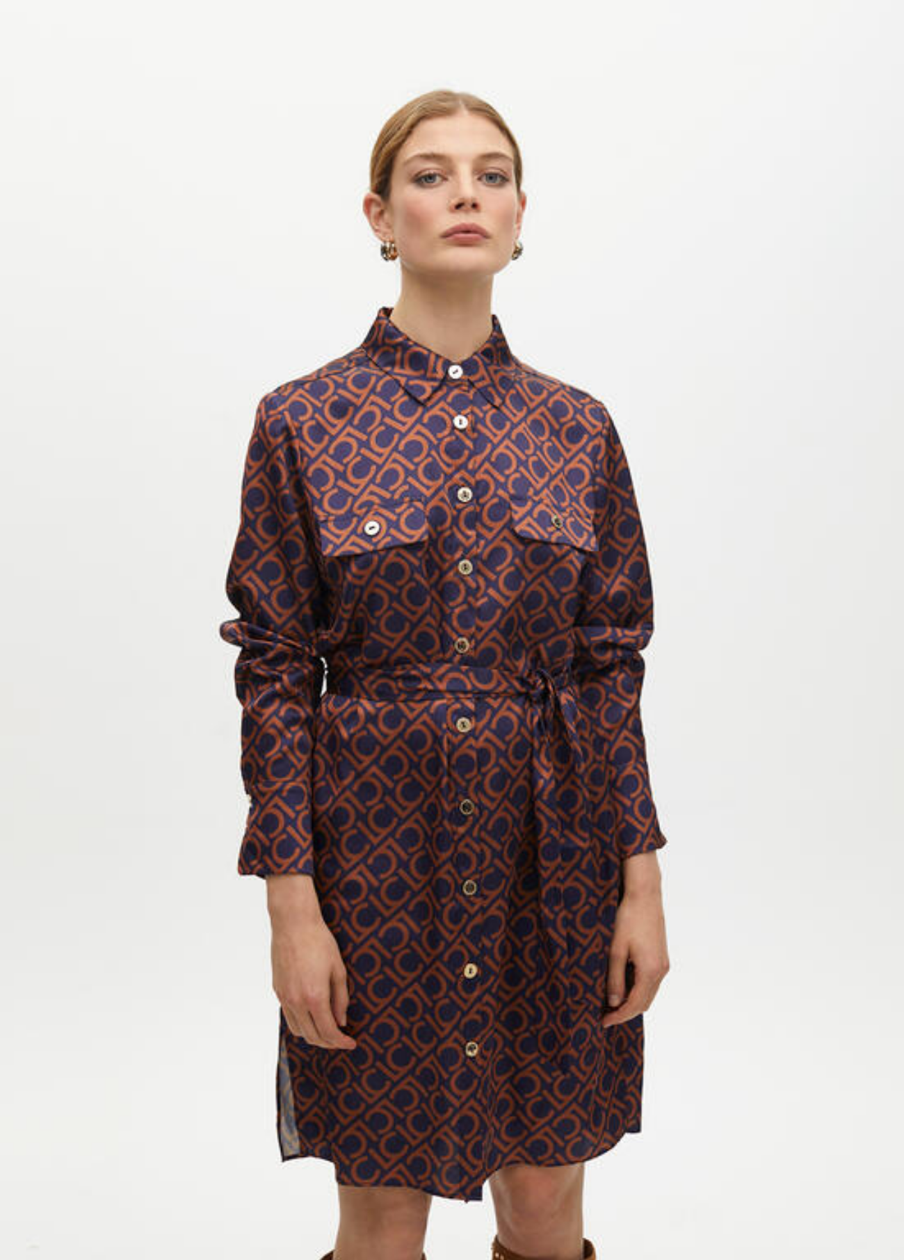 VESTIDO CURTO ACETINADO ESTAMPADO COM CINTO - LOLA CASADEMUNT