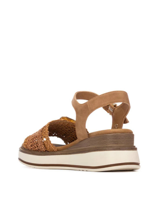 SANDÁLIAS TIPO RÁFIA CAMEL COM APLICAÇÃO E SOLA WEDGE - XTI shoes