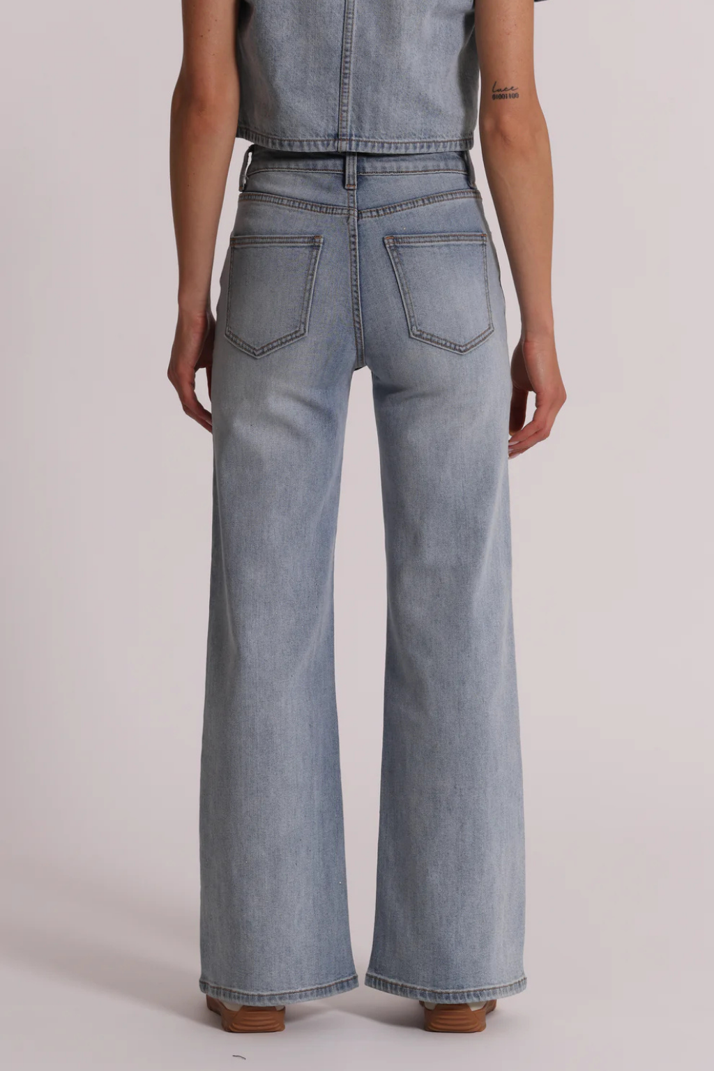JEANS COM APLICAÇÕES DE STRASS - MIMI MUA