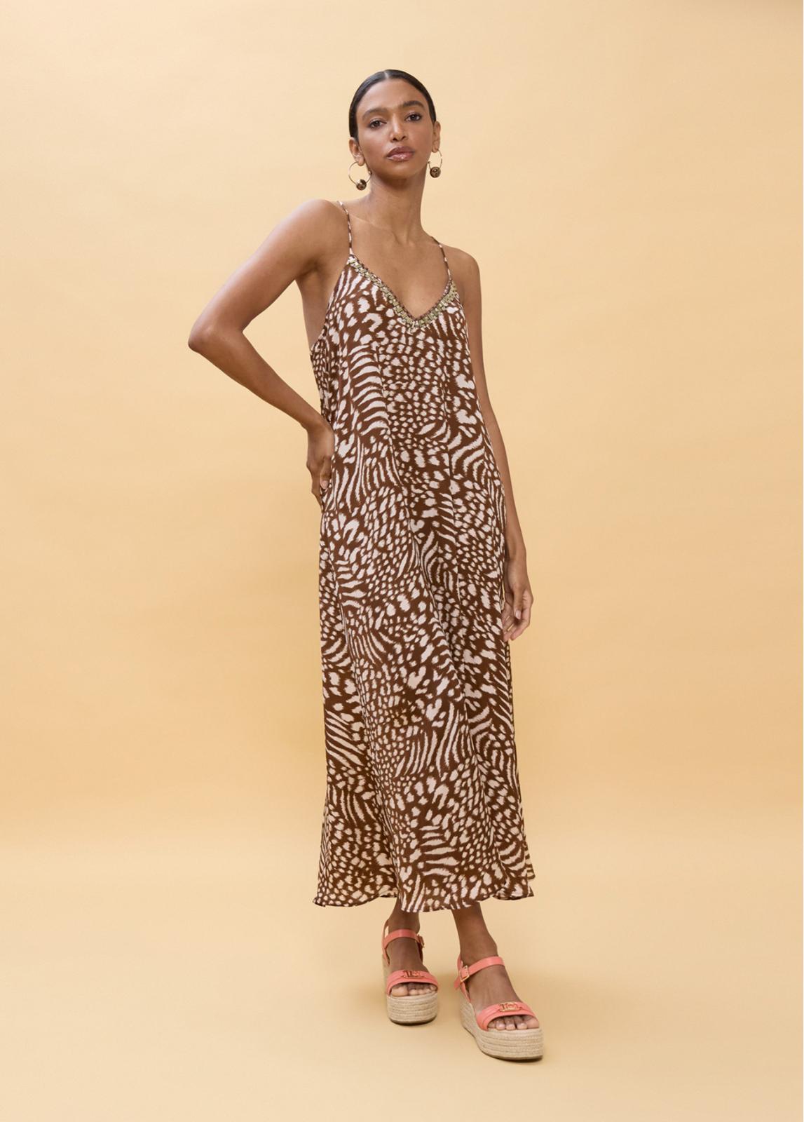 VESTIDO LONGO COM ALÇAS FINAS E ESTAMPADO PRINT EM TONS DE TERRA - LOLA CASADEMUNT