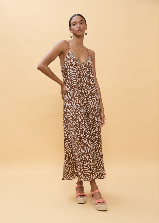 VESTIDO LONGO COM ALÇAS FINAS E ESTAMPADO PRINT EM TONS DE TERRA - LOLA CASADEMUNT