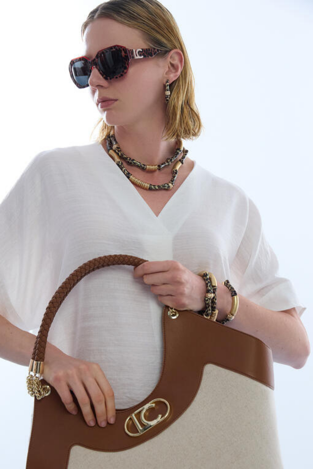 MALA BUCKET BICOLOR COM ALÇA ENTRAÇADA - LOLA CASADEMUNT