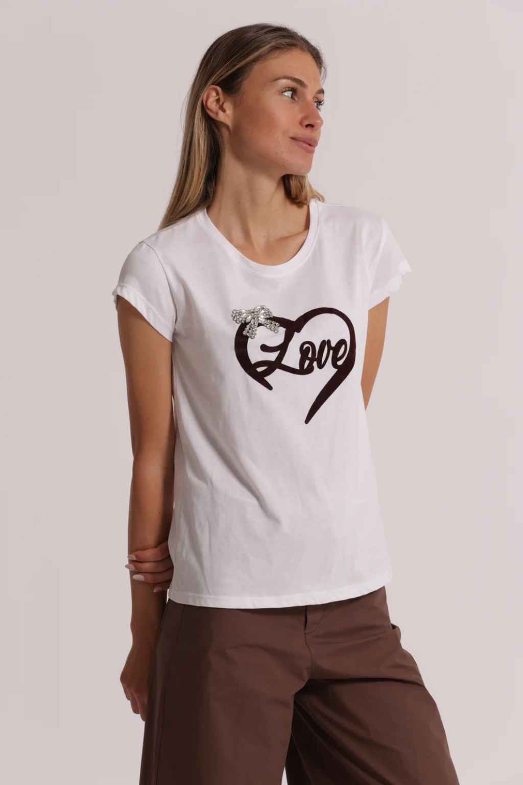 T-SHIRT DE ALGODÃO LOVE COM ESTAMPADO DE VELUDO E LAÇO DE STRASS - MIMI MUA