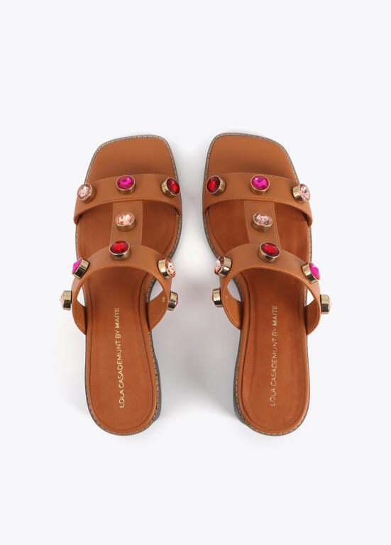 SANDÁLIAS DE SALTO BAIXO COM PEDRARIA MULTICOLOR - LOLA CASADEMUNT