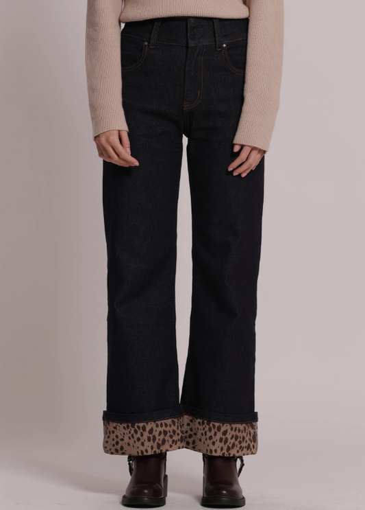 JEANS DE GANGA ESCURA COM BAINHA EM ANIMAL PRINT - MIMI MUA
