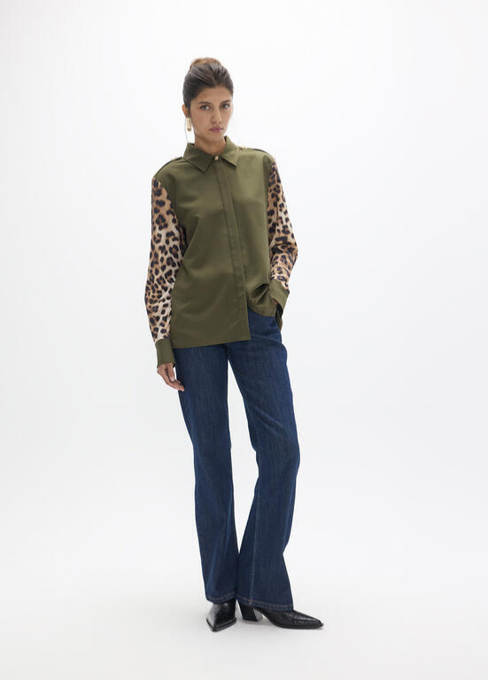CAMISA KAKI COM ESTAMPA ANIMAL PRINT NAS MANGAS - LOLA CASADEMUNT