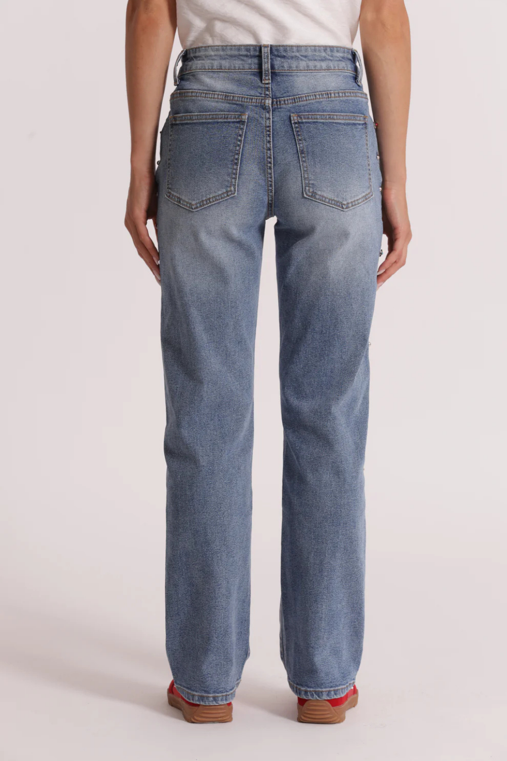 JEANS DE GANGA COM TACHAS LATERAIS - MIMI MUA