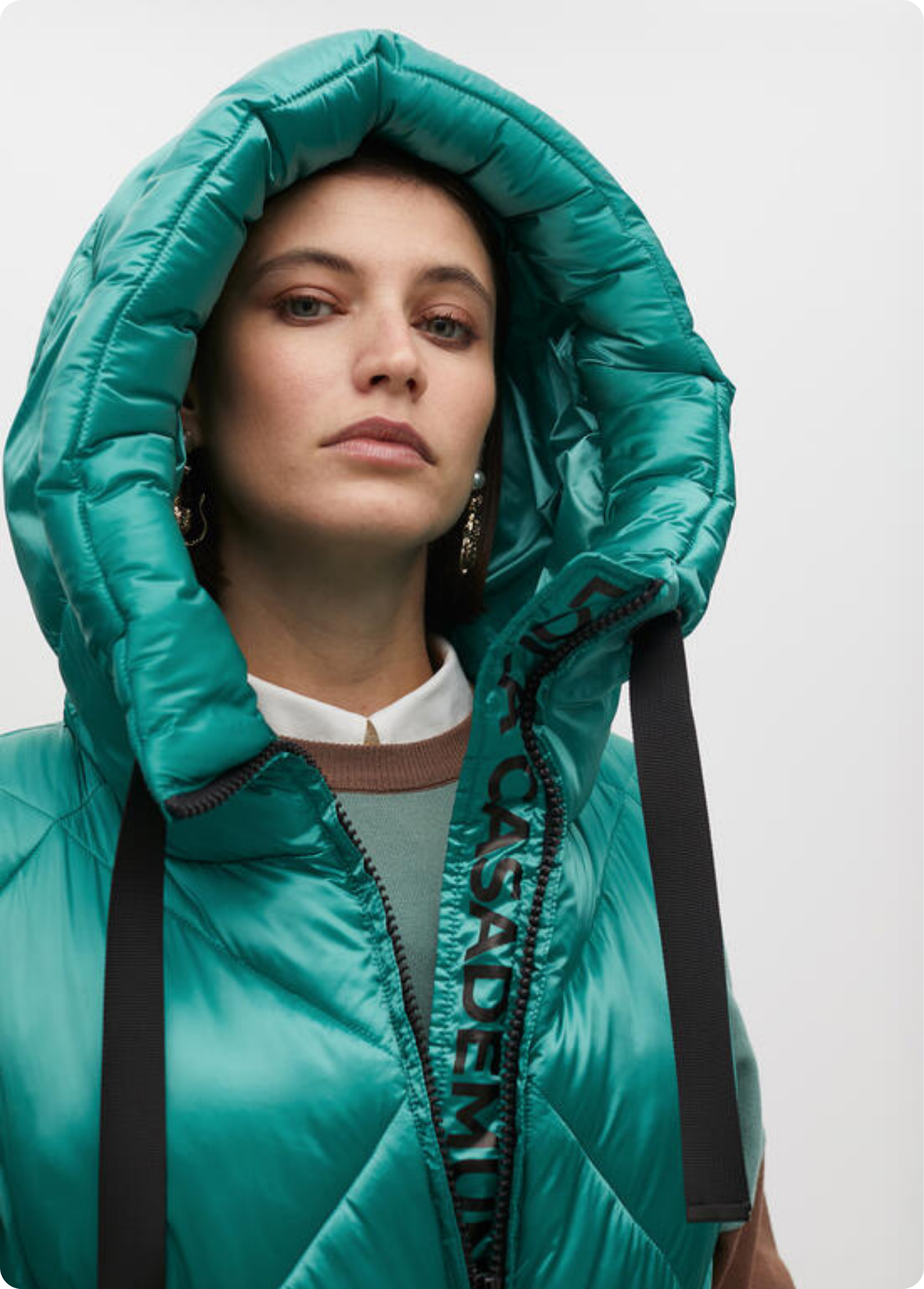 COLETE ACOLCHOADO COM CAPUZ - LOLA CASADEMUNT