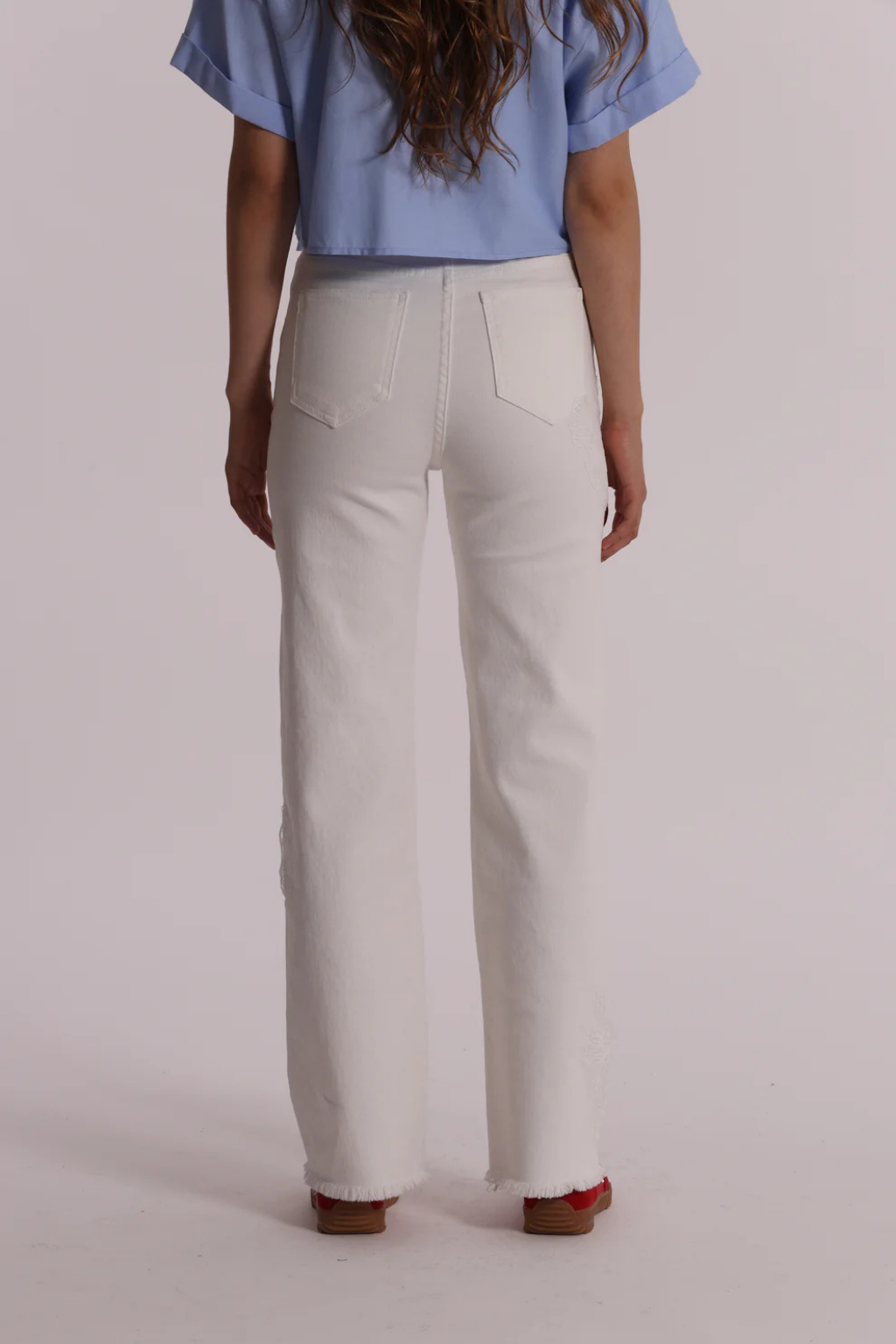 JEANS COM BORDADOS FLORAIS - MIMI MUA