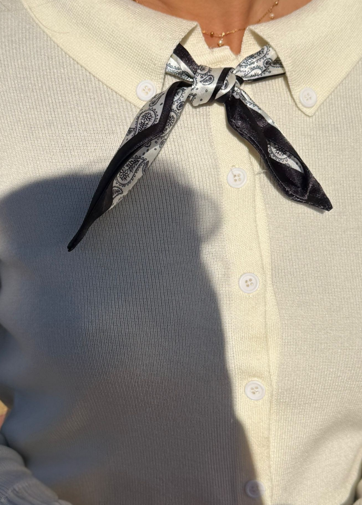 CAMISOLA COM BOTÕES E LAÇO AO PESCOÇO - ALIBY