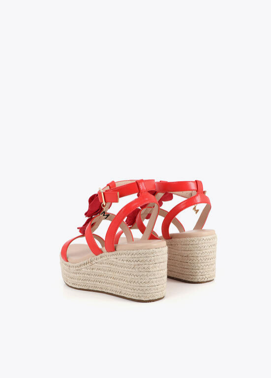 SANDÁLIAS ALTAS EM CUNHA CORAL COM APLICATIVOS FLOR - LOLA CASADEMUNT