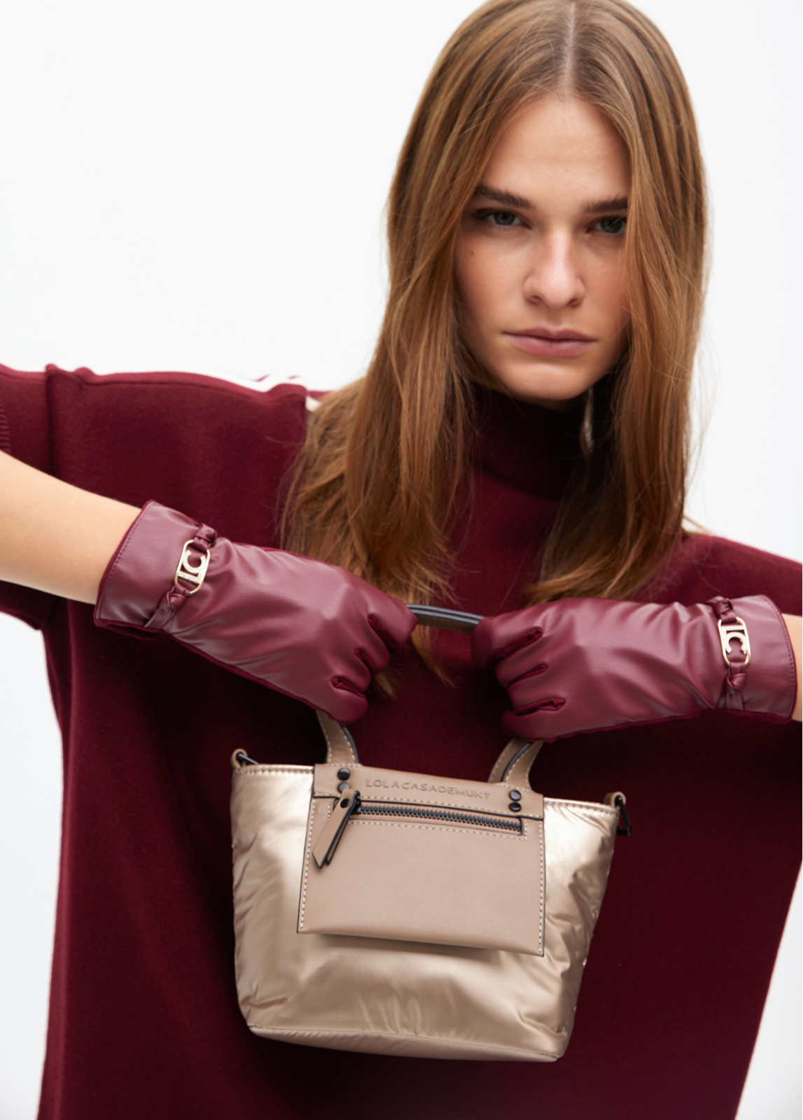 MINI SHOPPER EM NYLON ACETINADO DOURADO - LOLA CASADEMUNT