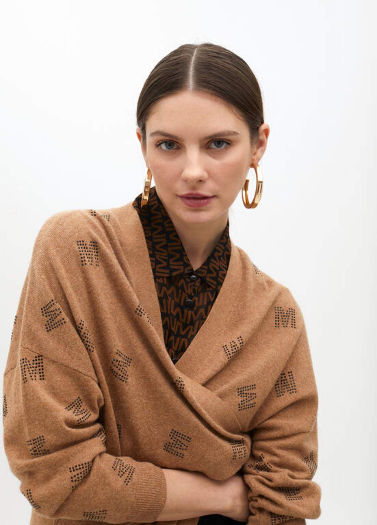 CARDIGAN CAMEL COM LETRAS ESTAMPADAS EM CONTRASTE - LOLA CASADEMUNT BY MAITE
