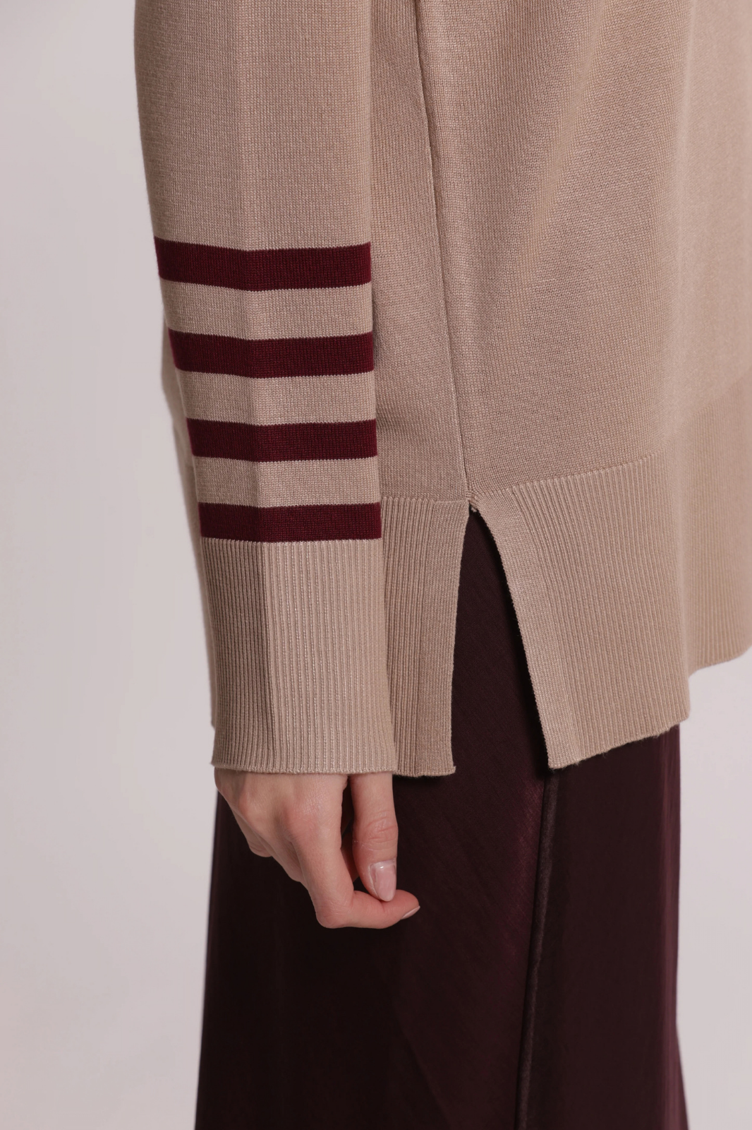CAMISOLA DE MALHA FINA COM GOLA DESTACÁVEL E RISCA CONTRASTANTE - MIMI MUA