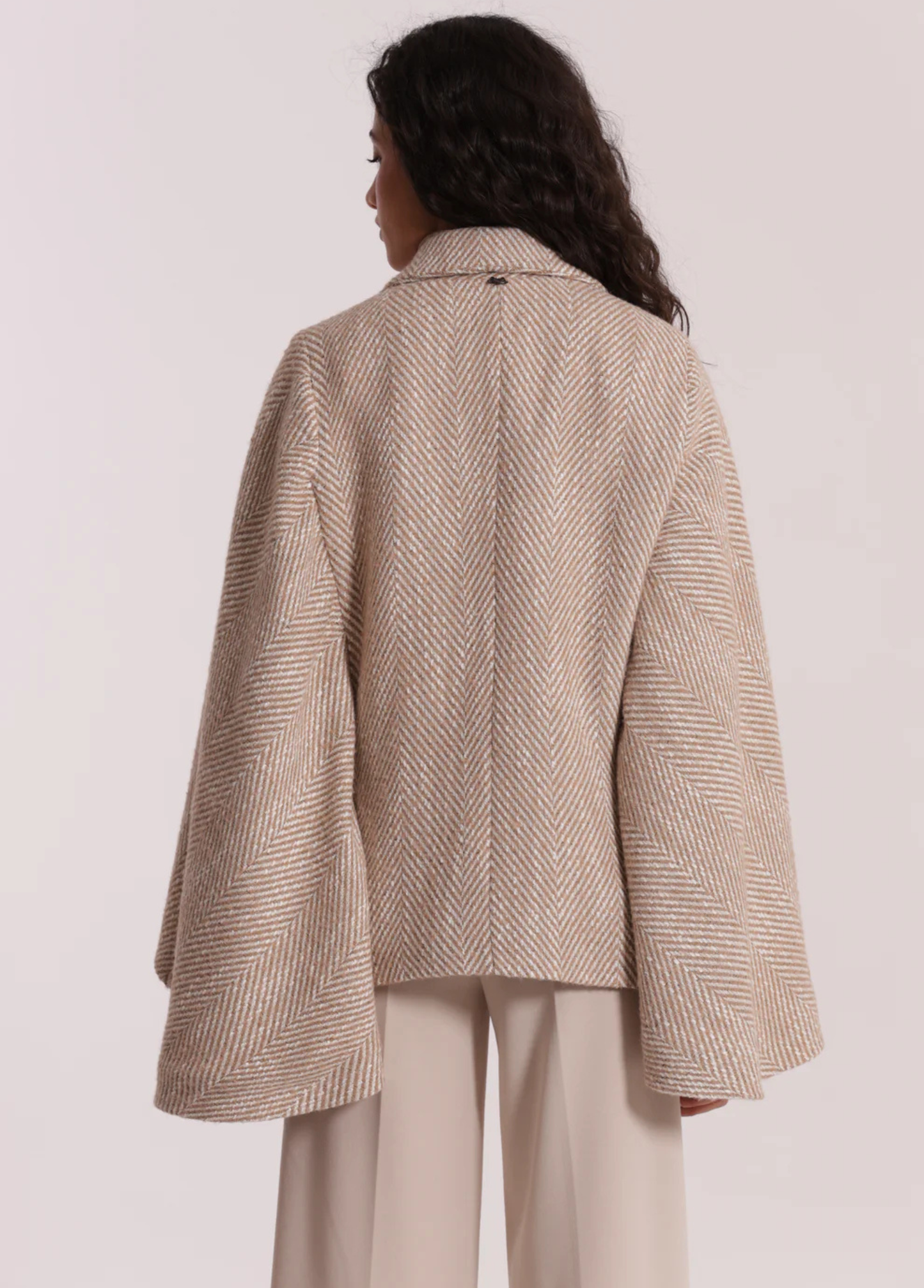 CASACO CAPA BEGE COM ESTAMPA ESPINHA DE PEIXE - MIMI MUA