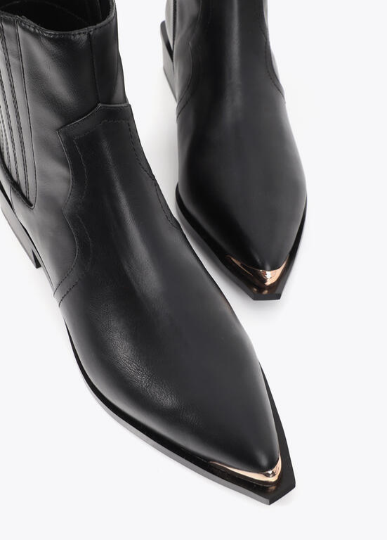 BOTINS PRETOS COM TACHAS DOURADAS MAITE - LOLA CASADEMUNT