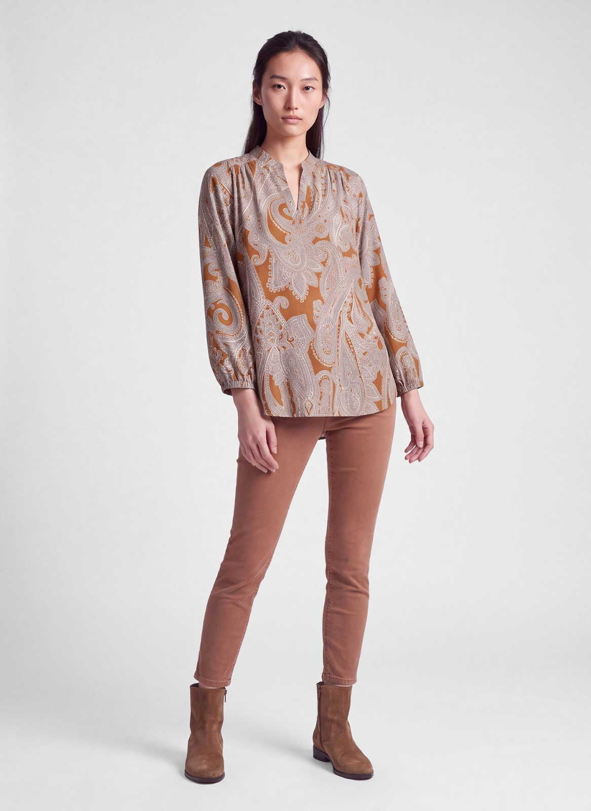 BLUSA DE VISCOSE MACIA COM ESTAMPADO PAISLEY EM CAMEL - RABE