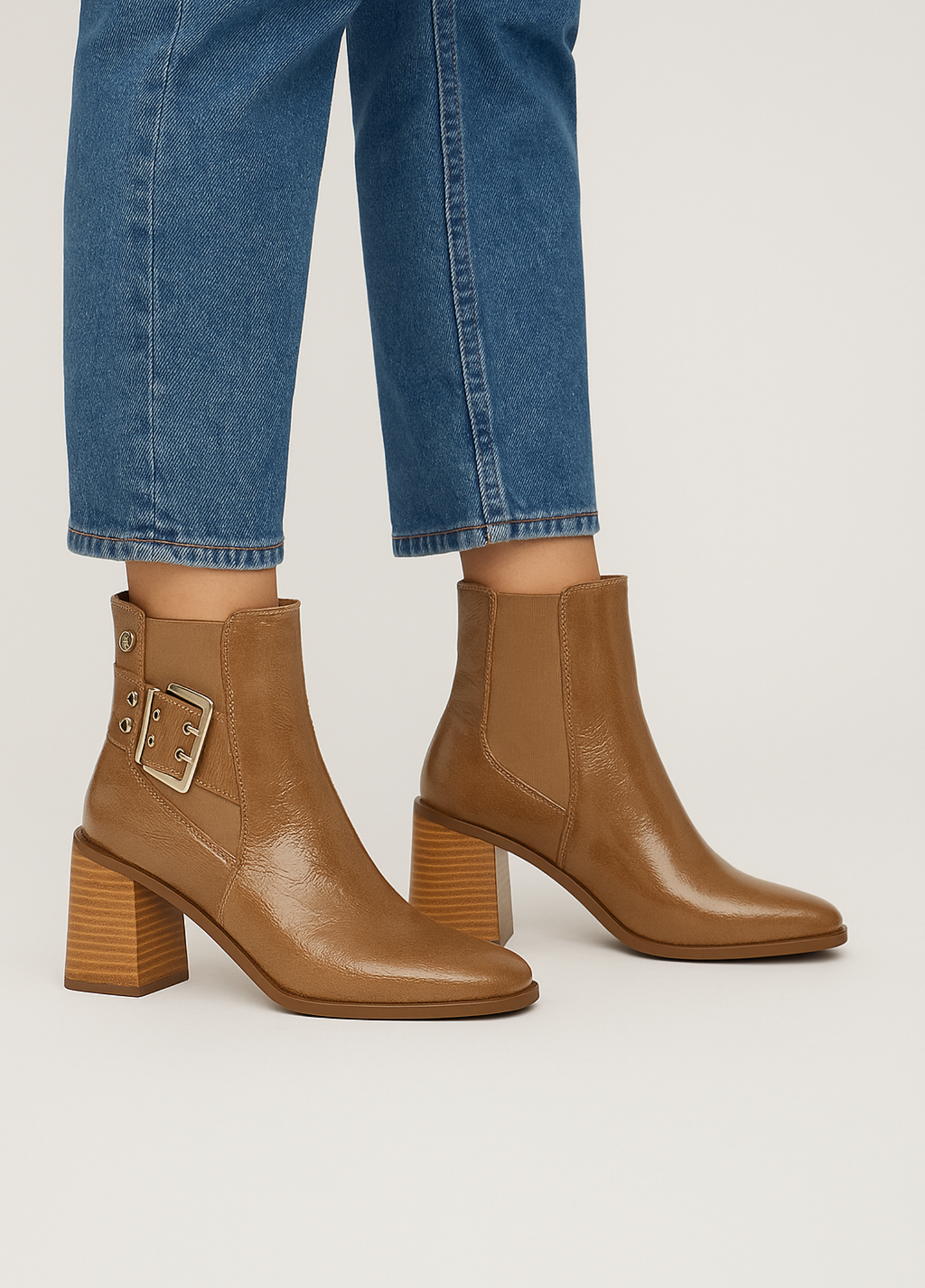 BOTIM EM COURO ENVERNIZADO COM FIVELA LATERAL - XTI SHOES