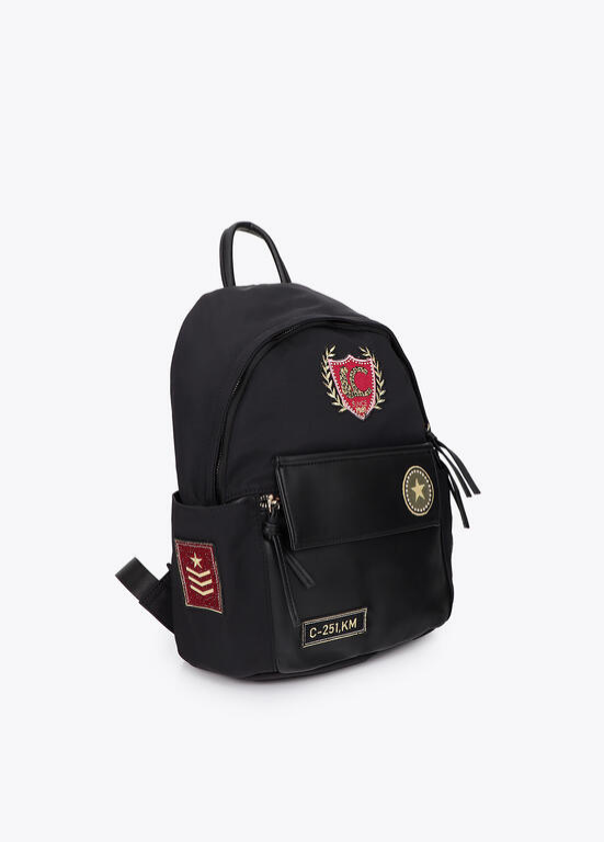MOCHILA EM NYLON PRETA COM EMBLEMA LC - LOLA CASADEMUNT