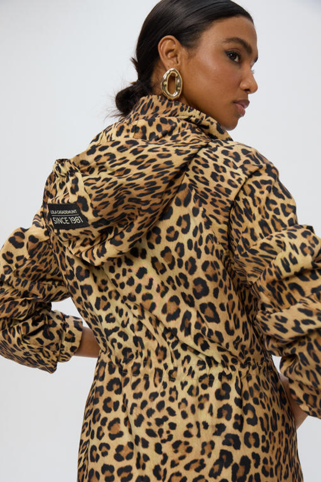 PARKA ANIMAL PRINT COM CAPUZ E  AJUSTE NA CINTURA - LOLA CASADEMUNT