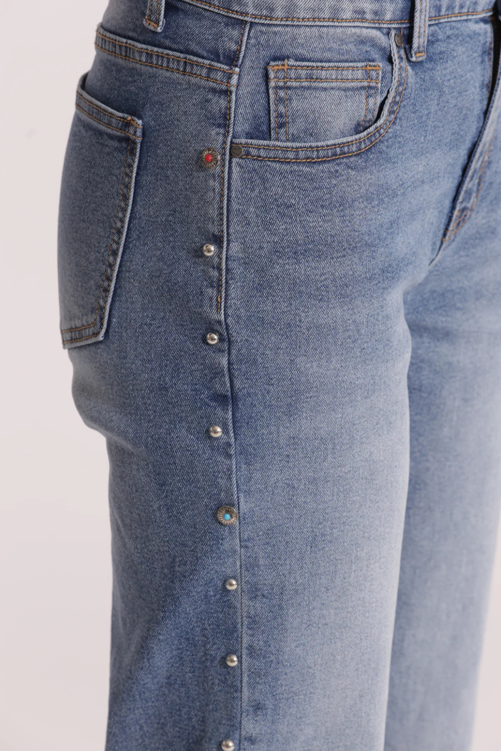 JEANS DE GANGA COM TACHAS LATERAIS - MIMI MUA