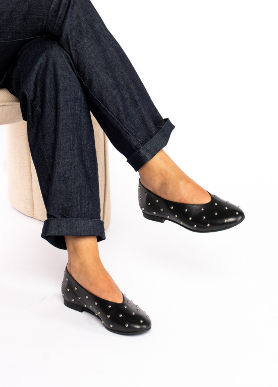 SAPATOS RASOS COM TACHAS METÁLICAS - TAPADAS