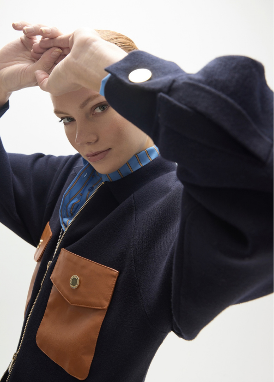 CARDIGAN AZUL MARINHO BOM BOLSOS EM ECOPELE CAMEL - LOLA CASADEMUNT