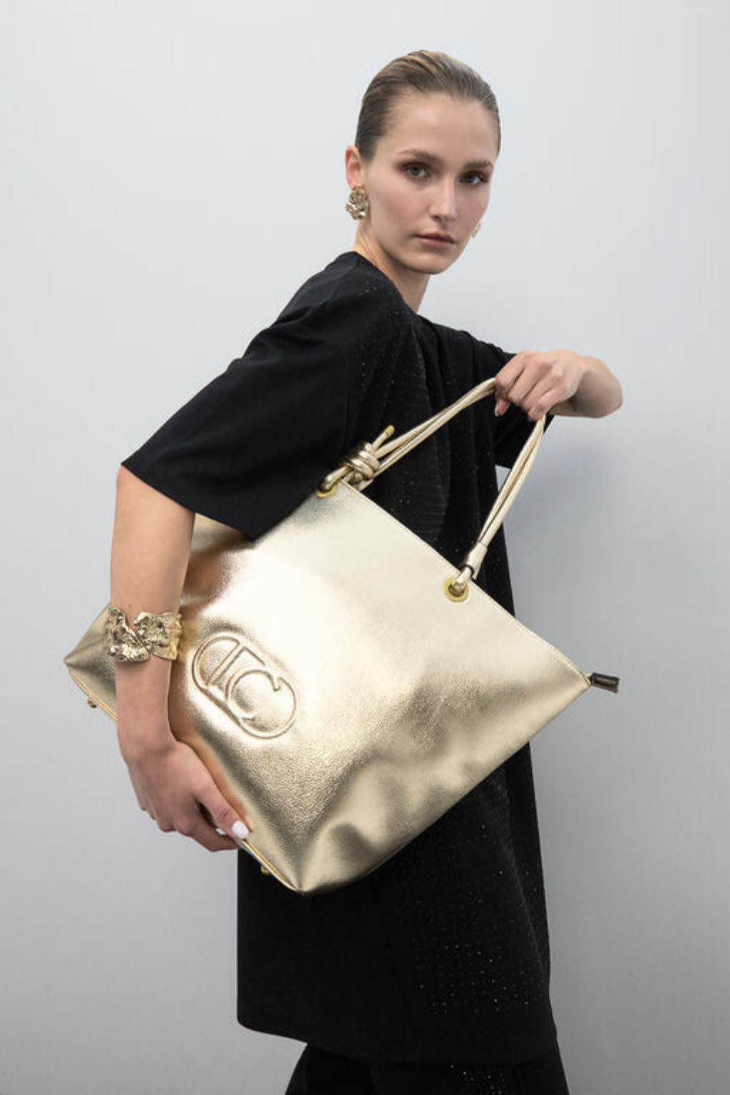 SHOPPER DOURADA DESESTRUTURADO COM LOGOTIPO OVAL EM RELEVO - LOLA CASADEMUNT