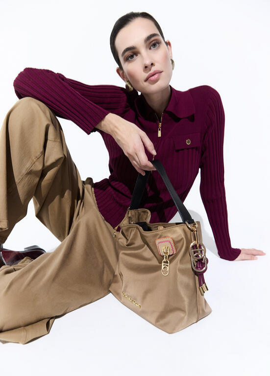 MALA EM NYLON CAMEL COM TAGS, CONTRASTES E APLICAÇÕES LC - LOLA CASADEMUNT