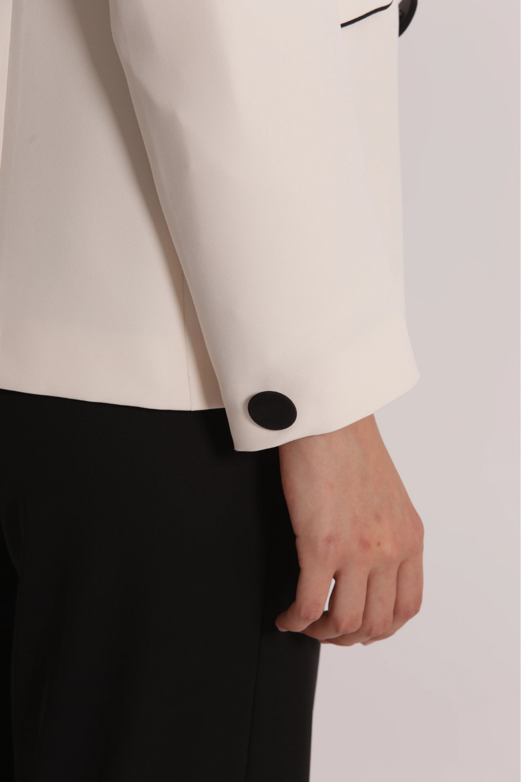 BLAZER BRANCO PÉROLA COM VIVO A PRETO - MIMI MUA