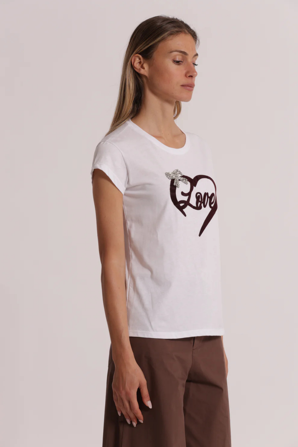 T-SHIRT DE ALGODÃO LOVE COM ESTAMPADO DE VELUDO E LAÇO DE STRASS - MIMI MUA