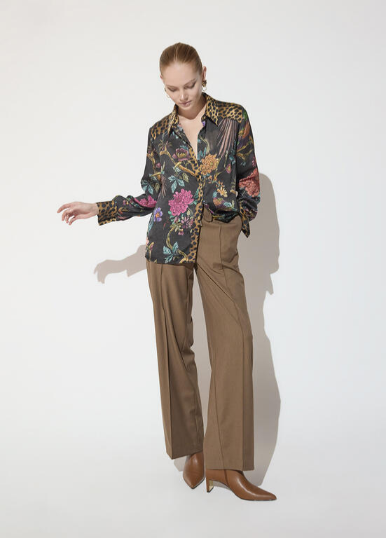 CAMISA REGULAR FIT COM ESTAMPADO DE ANIMAL PRINT E FLORES COMBINADO - LOLA CASADEMUNT