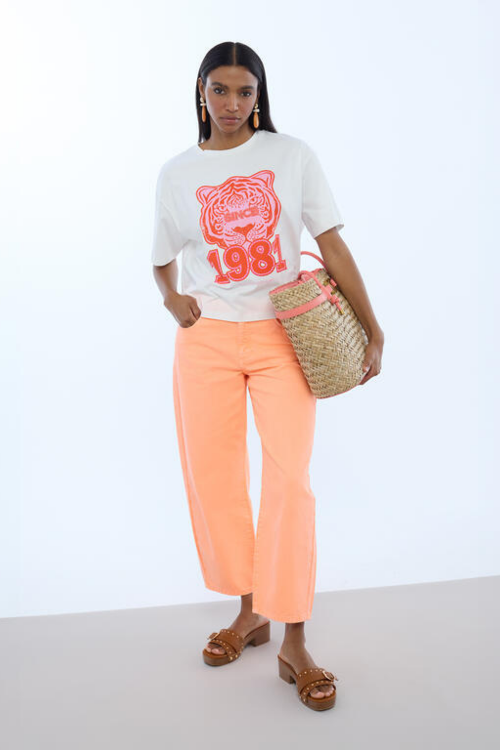 T-SHIRT BRANCA COM ESTAMPA TIGRE - LOLA CASADEMUNT
