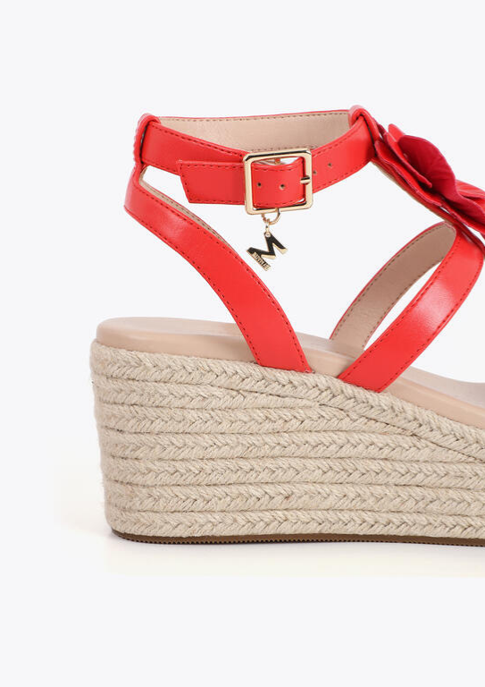 SANDÁLIAS ALTAS EM CUNHA CORAL COM APLICATIVOS FLOR - LOLA CASADEMUNT