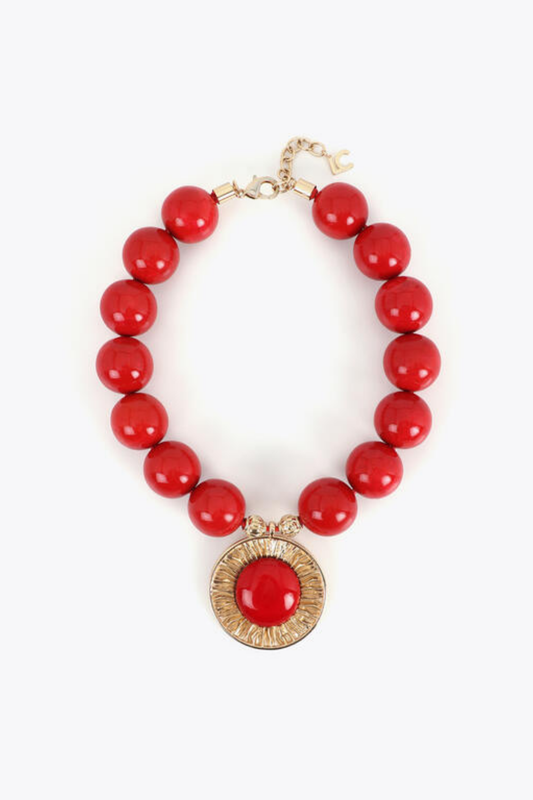 COLAR DE CONTAS VERMELHAS E MEDALHÃO EM DOURADO - LOLA CASADEMUNT
