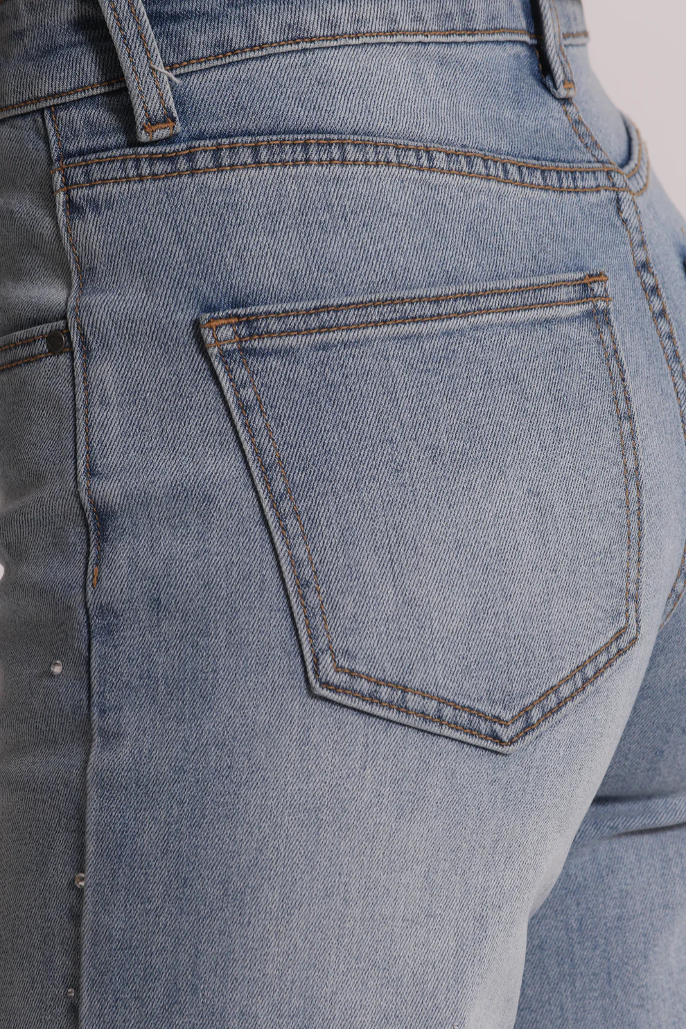 JEANS COM APLICAÇÕES DE STRASS - MIMI MUA
