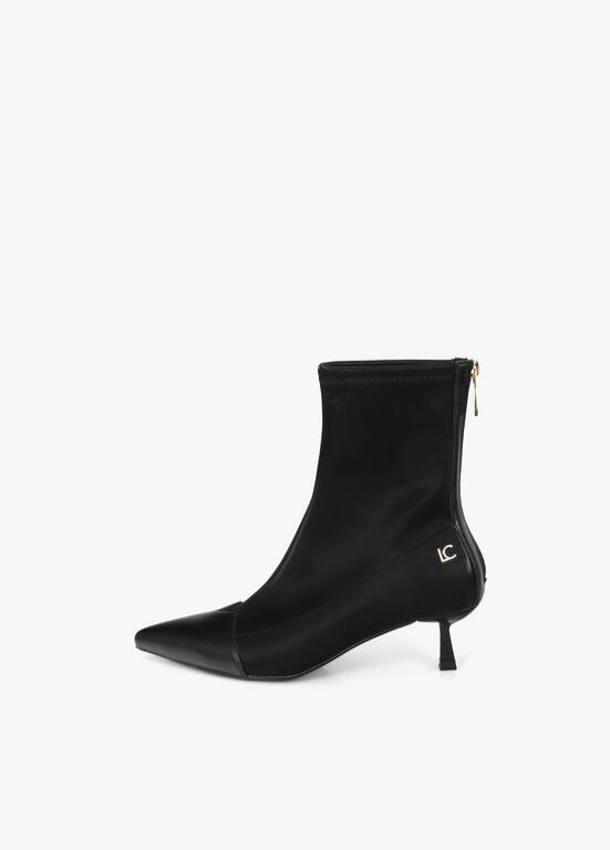 BOTAS PRETAS COM SALTO FINO- LOLA CASADEMUNT