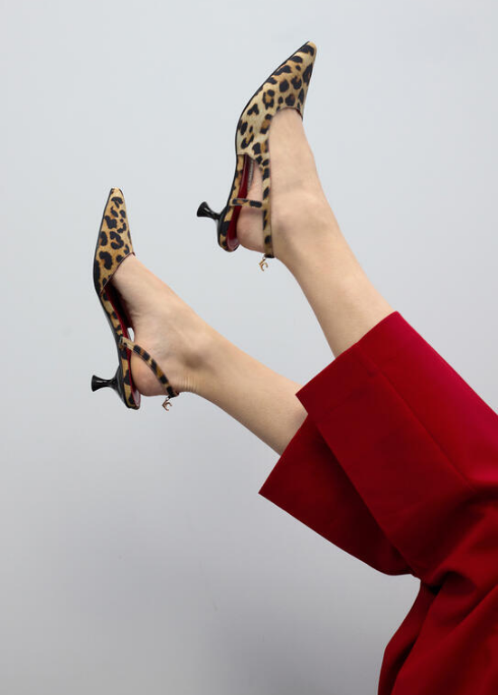 SAPATO DE SALTO BAIXO COM ESTAMPADO LEOPARDO - LOLA CASADEMUNT