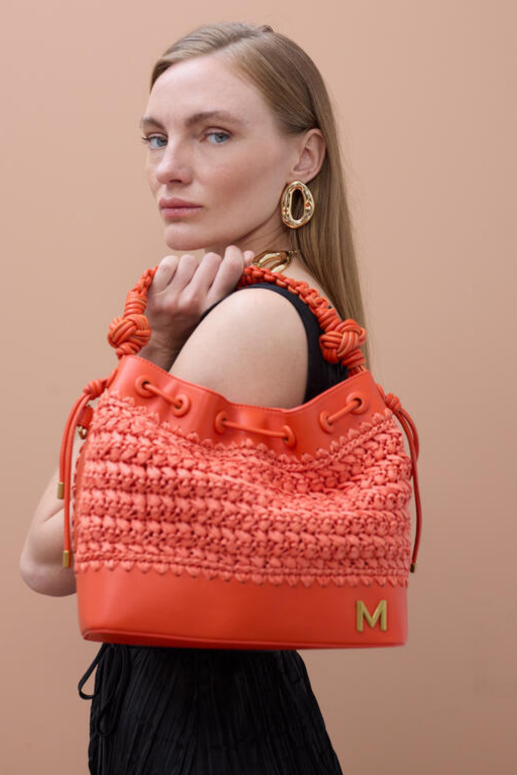 MALA BUCKET CORAL COM DETALHE ENTRAÇADO - LOLA CASADEMUNT BY MAITE