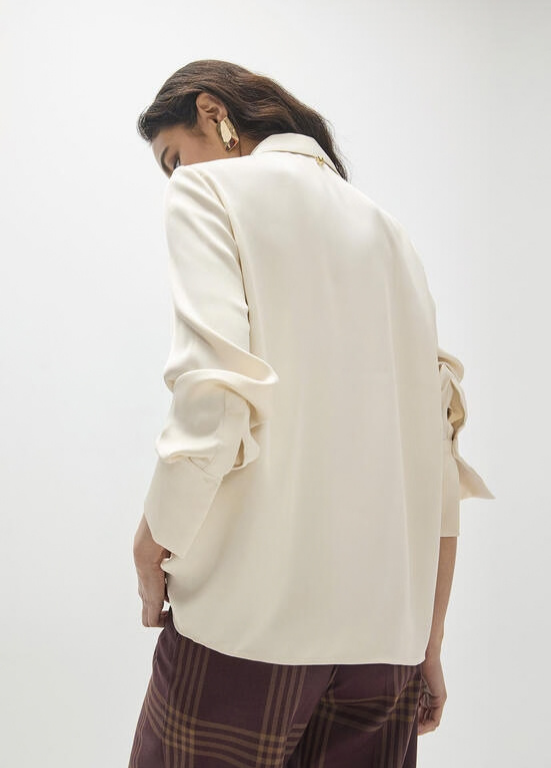 CAMISA REGULAR COM GOLA DE LENÇO COM MONOGRAMA EM CORRENTE BY MAITE - LOLA CASADEMUNT