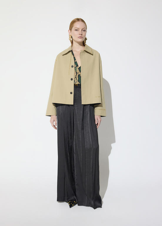TRENCH CURTA BEGE COM COSTAS PRETAS E STRASS MAITE - LOLA CASADEMUNT