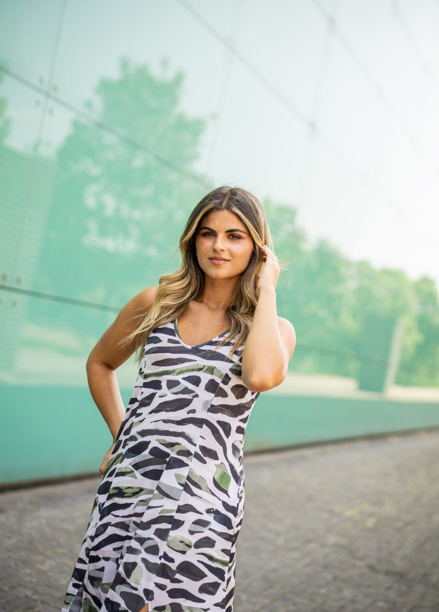 VESTIDO KAKI COM ESTAMPADO ANIMAL PRINT - FAME