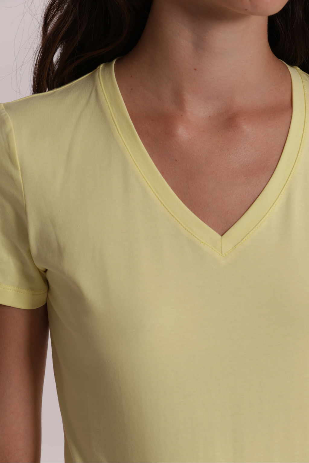 T-SHIRT BÁSICA DECOTE EM V - MIMI MUA