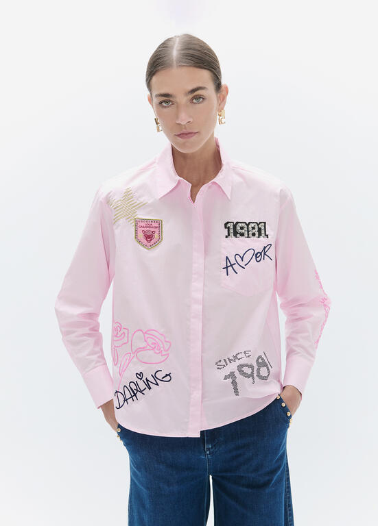 CAMISA ROSA COM TEMA AMOR E 1981 LC - LOLA CASADEMUNT