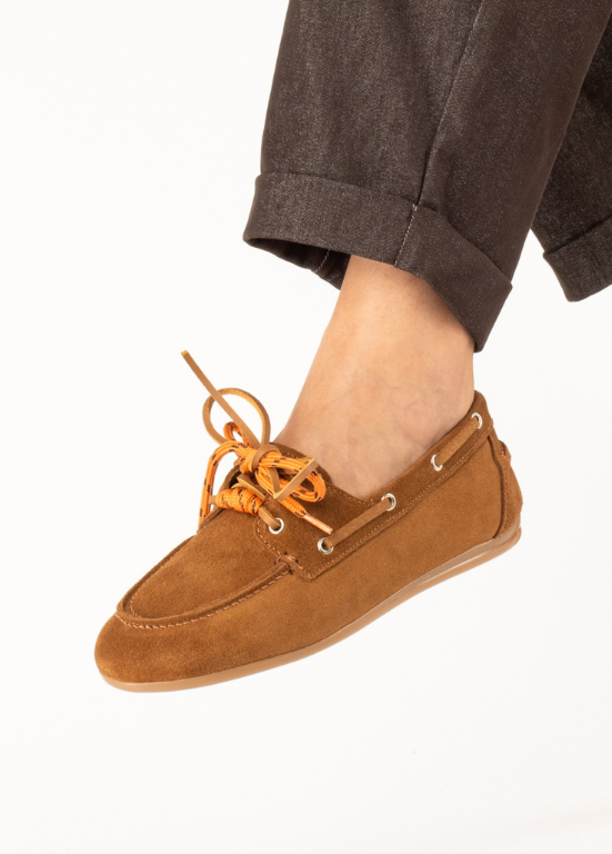 MOCASSIM EM CAMURÇA COM ATACADORES DECORATIVOS - TAPADAS