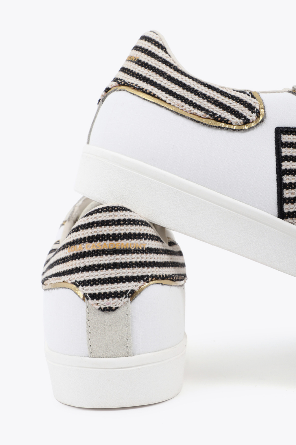 TÊNIS COM LOGOEM TECIDOS COMBINADOS E DETALHES EM COURO - LOLA CASADEMUNT
