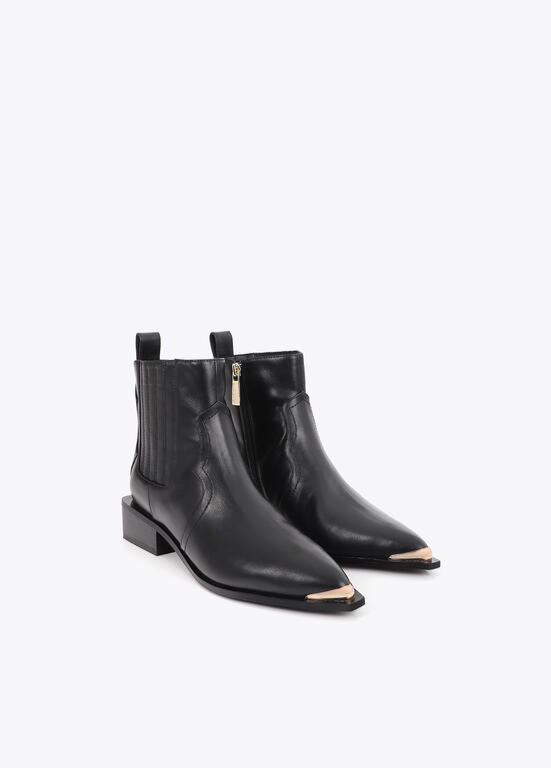 BOTINS PRETOS COM TACHAS DOURADAS MAITE - LOLA CASADEMUNT