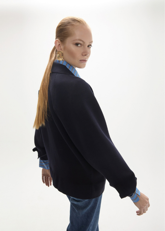 CARDIGAN AZUL MARINHO BOM BOLSOS EM ECOPELE CAMEL - LOLA CASADEMUNT