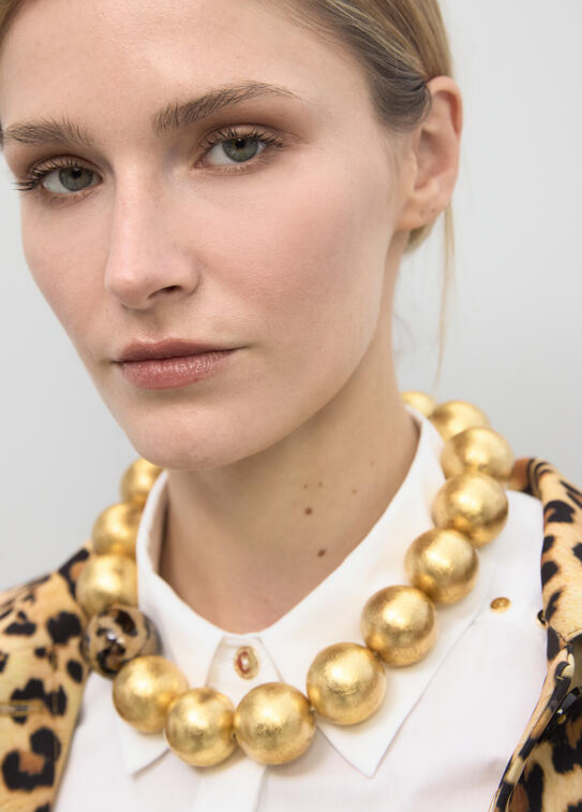 COLAR TIPO GARGANTILHA EM DOURADOS E ANIMAL PRINT - LOLA CASADEMUNT